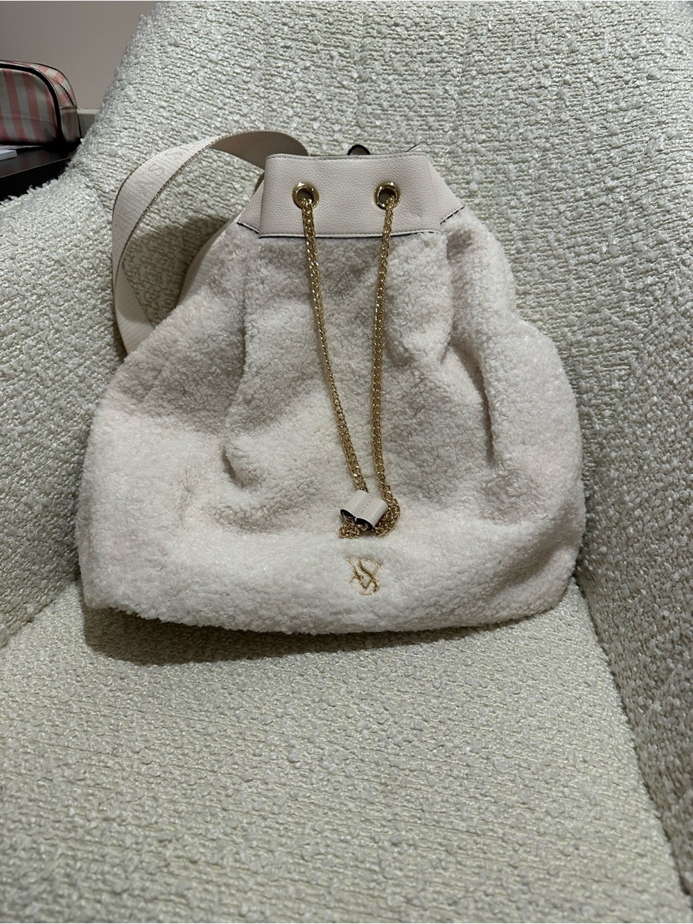 Cream Sherpa Drawstring Bucket Bag with Gold Chain - Picture 1 of 3